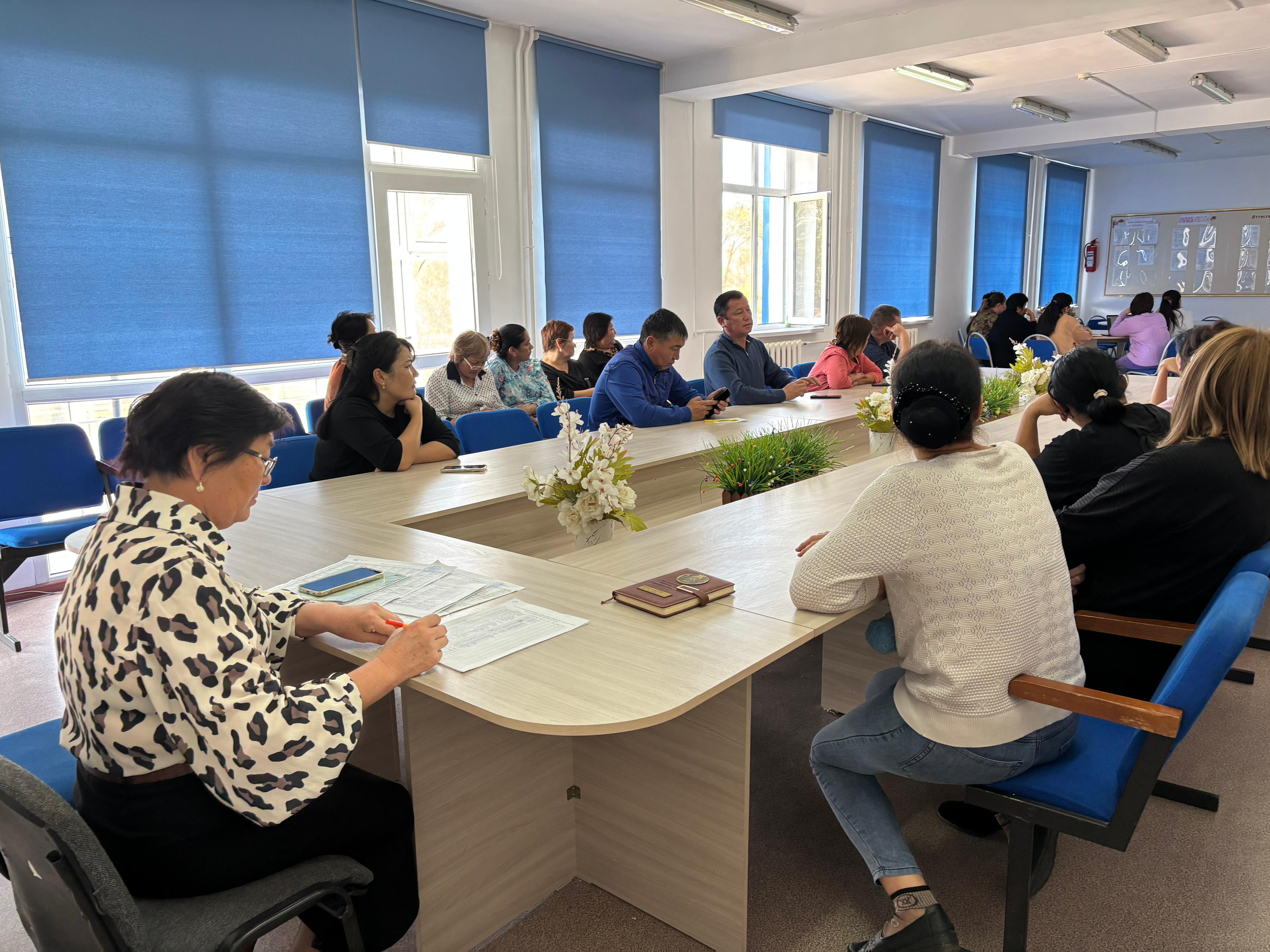 “Сабақ жоспарлау үдерісінде құндылықтар мен жасанды интеллектіні кіріктіру: тиімді әдістер мен мүмкіндіктер” тақырыбында мектепішілік семинар өткізілді.