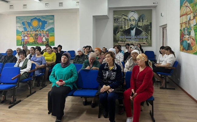 «Ата-аналардан  заңсыз  ақша алуға тыйым салу»  туралы бұйрықпен таныстырды.